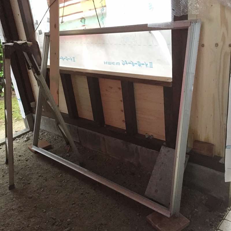 DIYで小屋作り〜窓 中古サッシを取付け | IsamiDIY