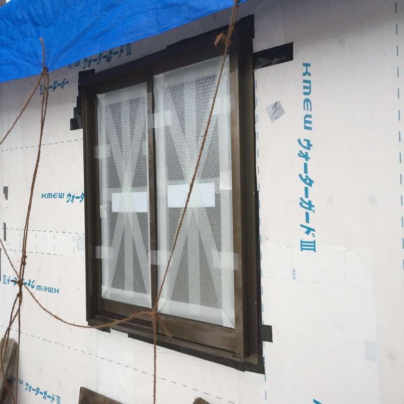 DIYで小屋作り 新しい窓の取り付け | IsamiDIY